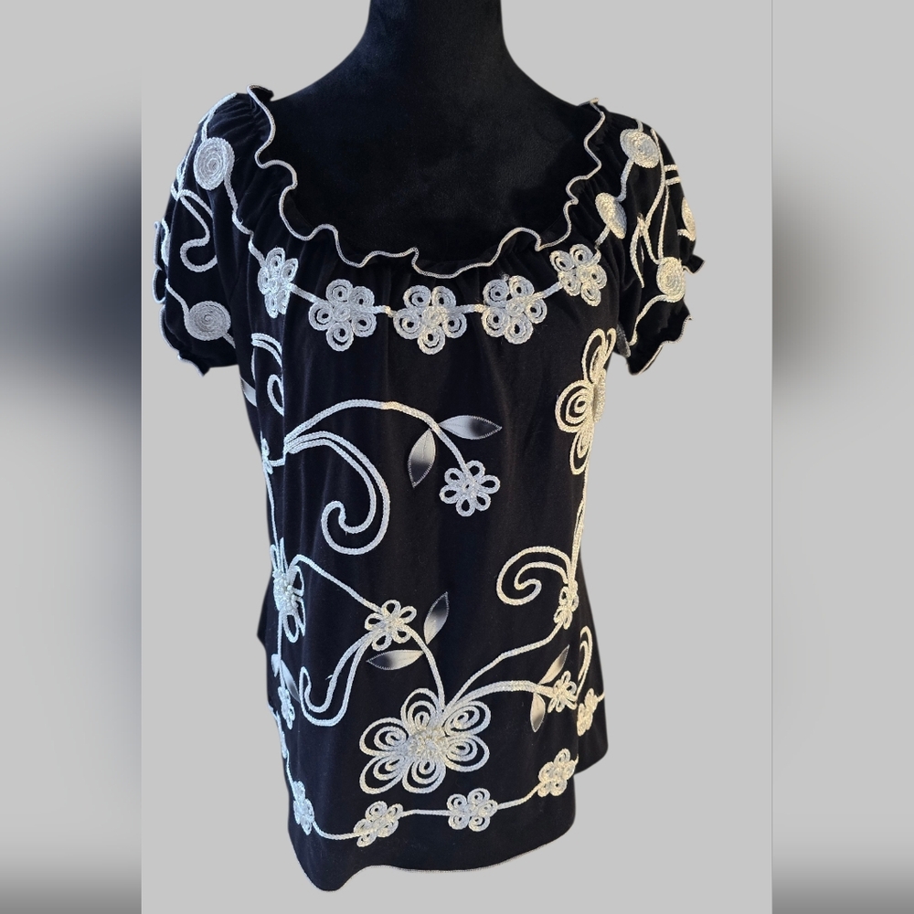 Lauren Michelle Embroidered Off Shoulder Top Medium